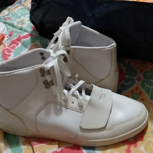 Shoes - Picture 2 of 3